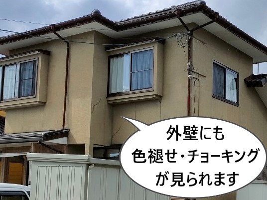 外壁にも色褪せ・チョーキング　ひび割れが見られます　熊本